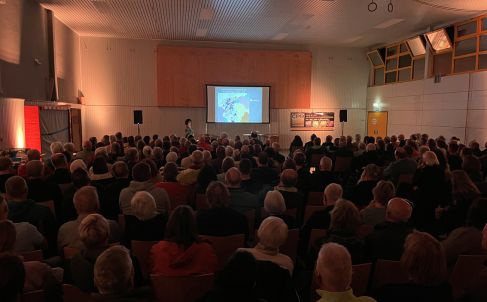 Voll besetzte Wersauer Mehrzweckhalle bei Anje Vollmers Vortrag 2025